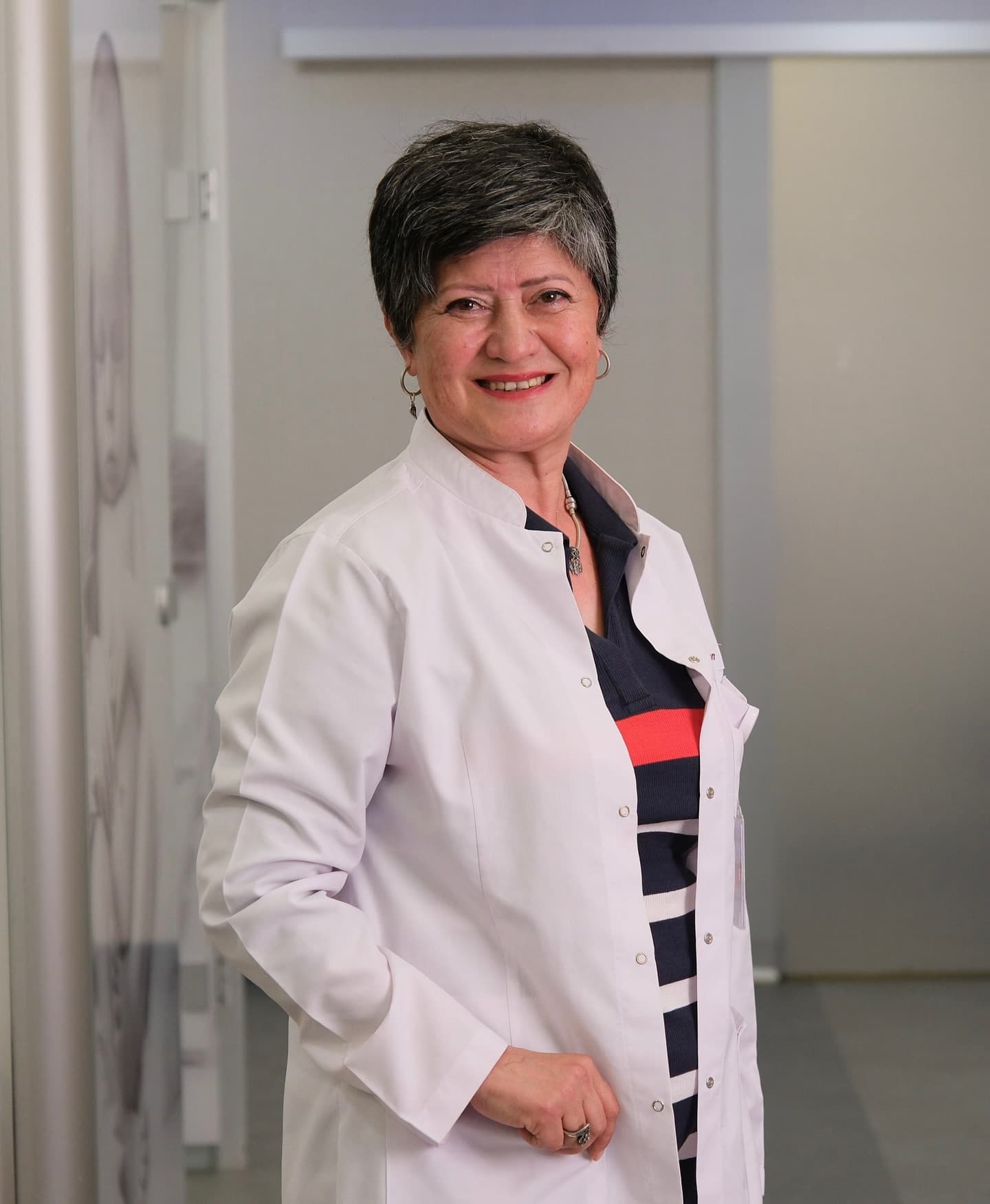 Dr. Ayşin Akdoğan in the clinic