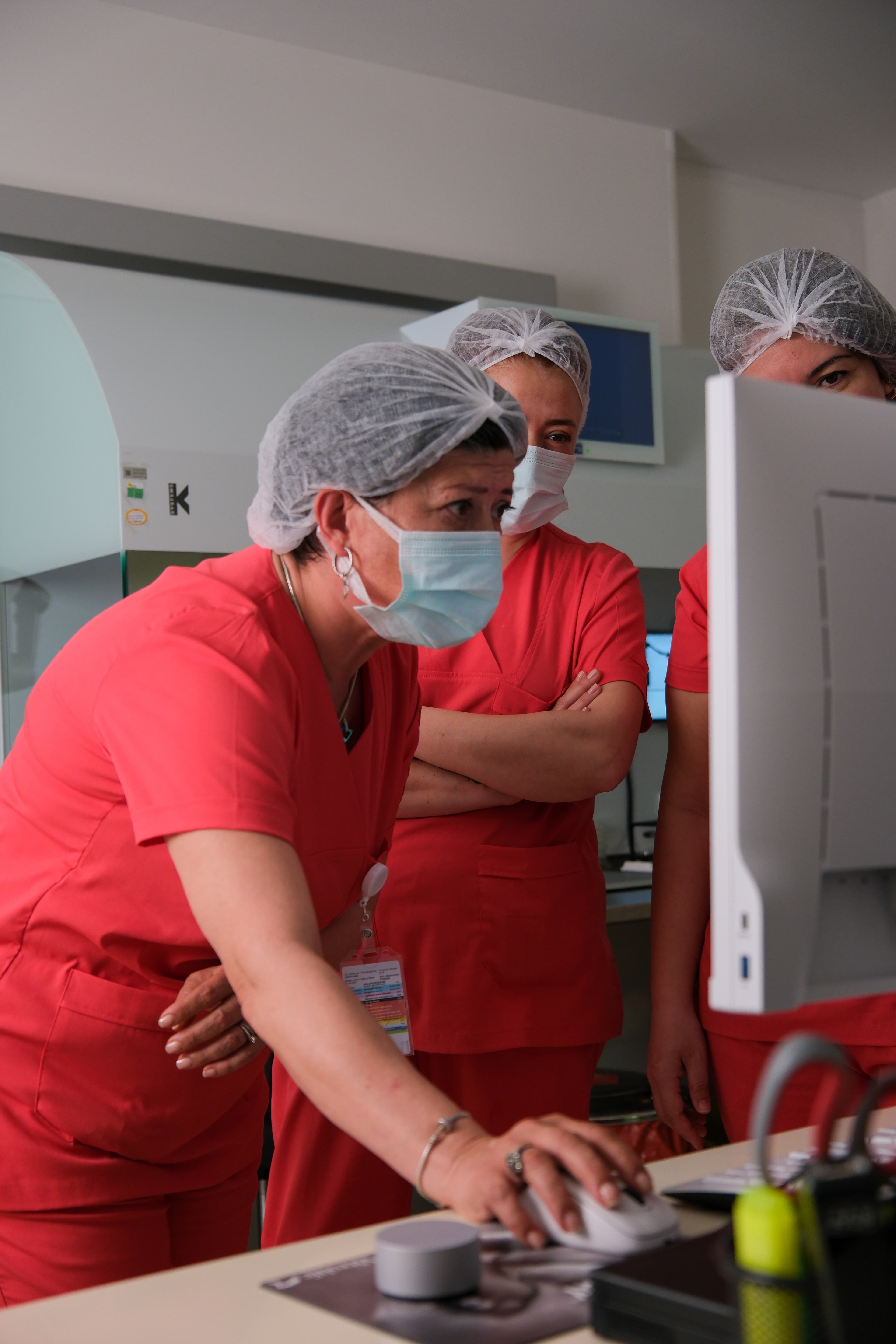 Dr. Ayşin Akdoğan working with nurses